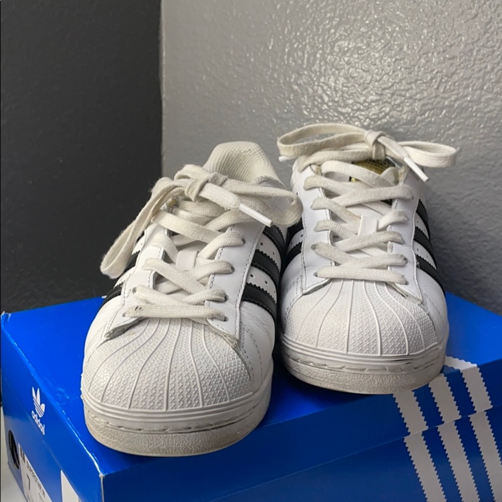 Selling Women size 7, 5 1/2 Men.